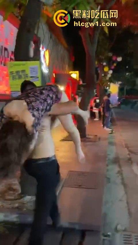 青岛MKD NIGHT醉妹喝醉成大漏勺吐晕厕所，大熊壮汉半裸上身直接扛走，敢问这算不算犯法？-5