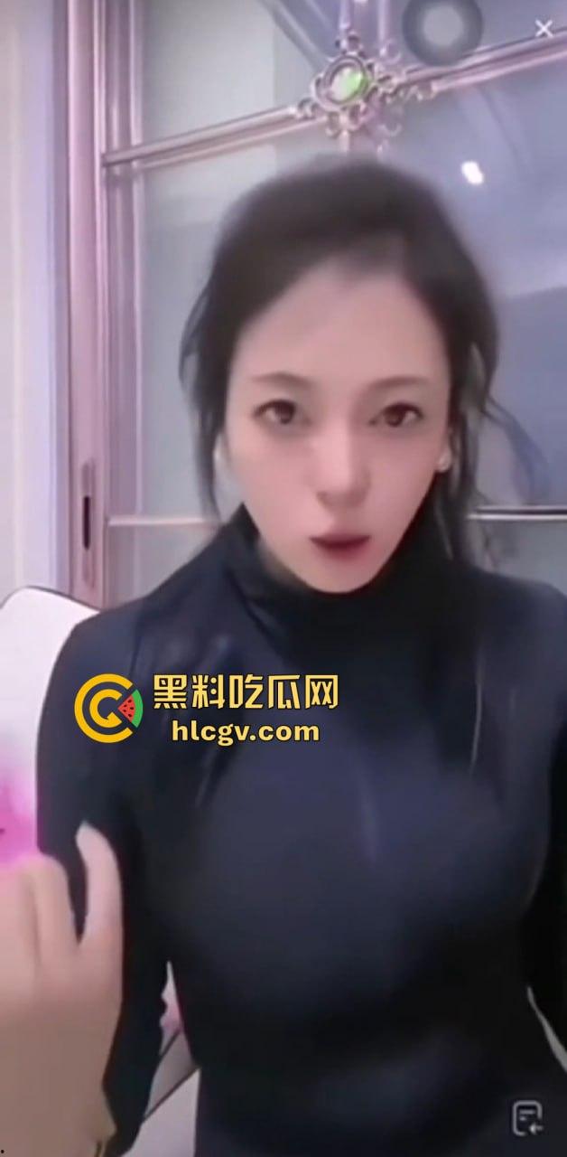 抖音擦边女主播『妮可』直播被粉丝喷假胸怒了！当场脱衣真空自证没有垫东西，结果直播间直接被封！-7