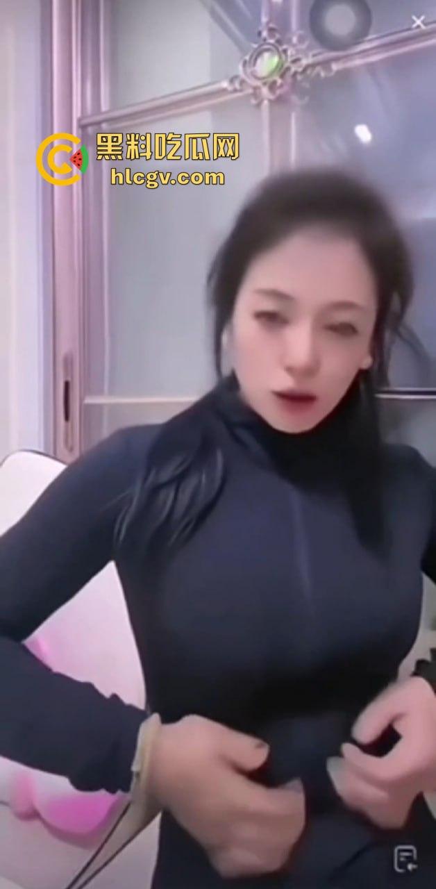 抖音擦边女主播『妮可』直播被粉丝喷假胸怒了！当场脱衣真空自证没有垫东西，结果直播间直接被封！-8