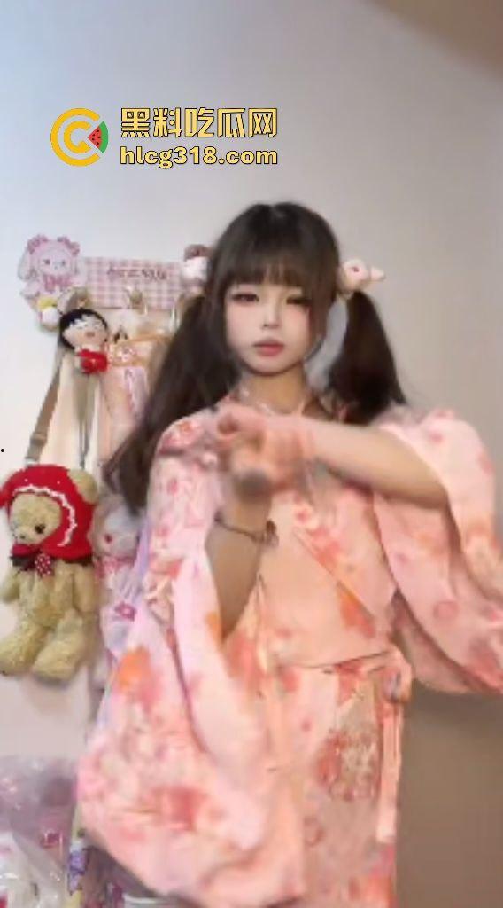 高颜值少女【良心不痛痛小瑜酱】趁爸妈睡着在家自慰！逼里放着假阴茎喷水，翻白眼假装吃鸡巴！-1