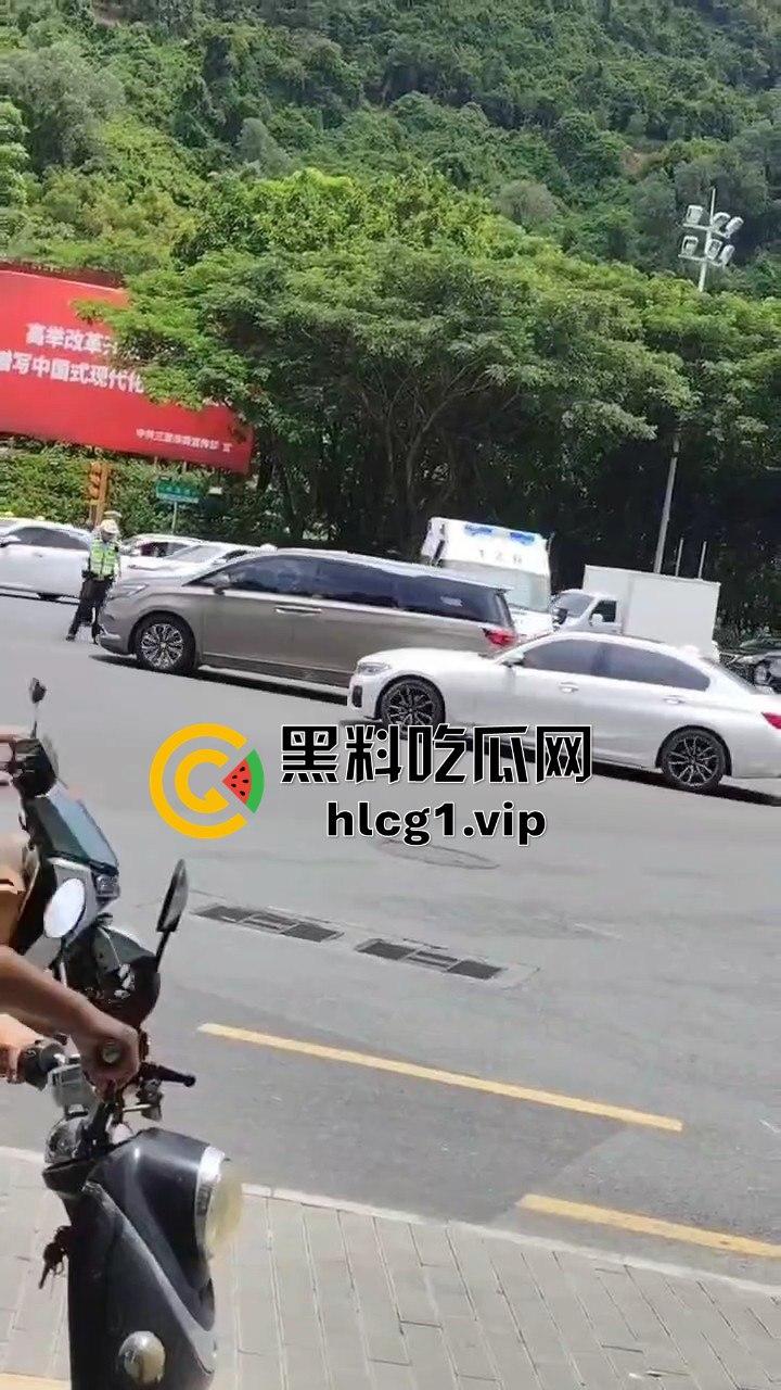 8月21日海南三亚春光路口车祸，两女惨被撞倒在地-3