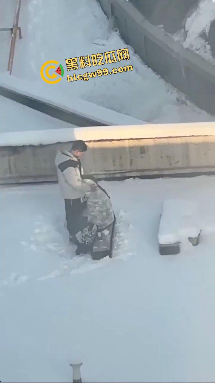 黑龙江哈尔滨小区饥渴男女，光天化日之下雪地里刺激深喉口爆吃鸡，还曾在雪地露奶露逼淫荡拉尿！惨遭曝光独家流出！-4