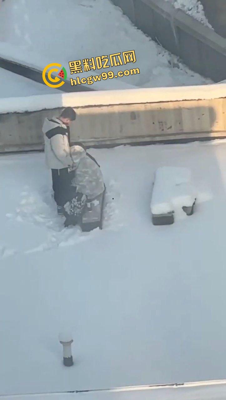 黑龙江哈尔滨小区饥渴男女，光天化日之下雪地里刺激深喉口爆吃鸡，还曾在雪地露奶露逼淫荡拉尿！惨遭曝光独家流出！-5