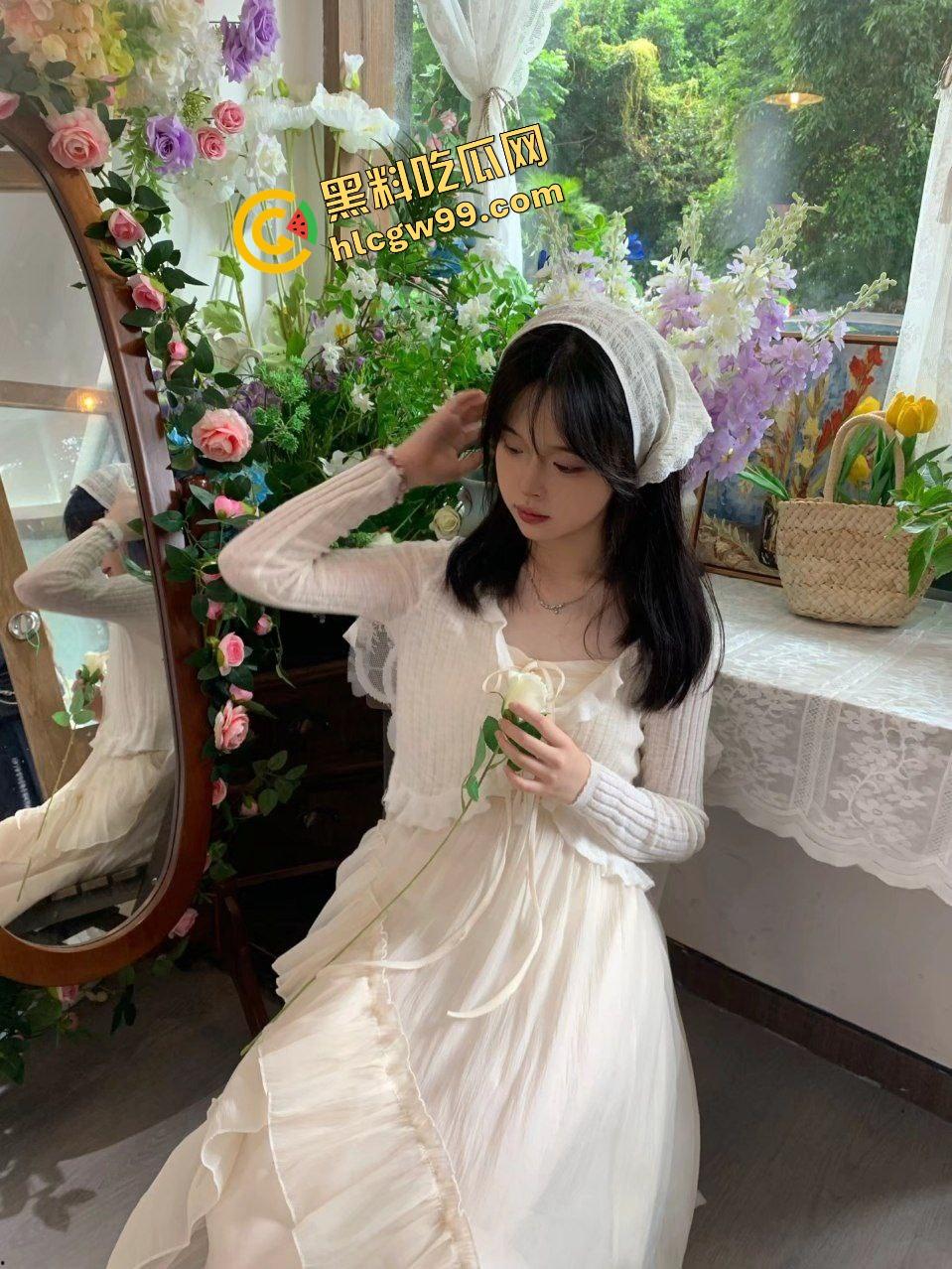 河南艺术职业清纯学生妹【罗莉】一线天粉逼为艺术献身，配合大哥用香烟插逼吸烟！独家曝光流出！-1