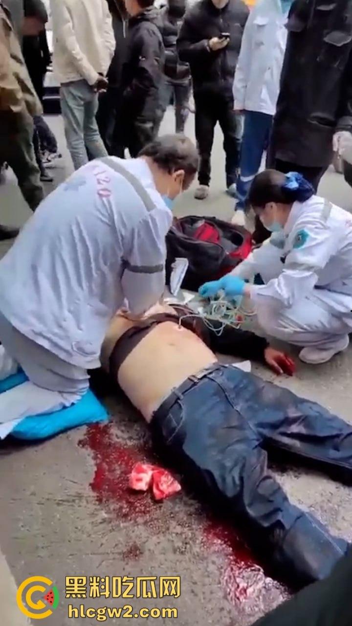 嚣张自有天收！成都龙泉驿开车男路怒 推搡辱骂外卖员被一招封喉-5