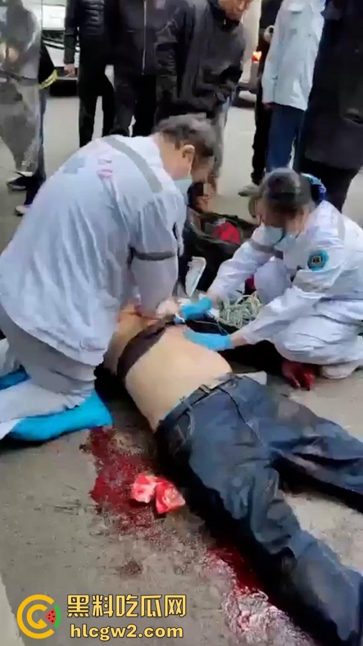 嚣张自有天收！成都龙泉驿开车男路怒 推搡辱骂外卖员被一招封喉-8