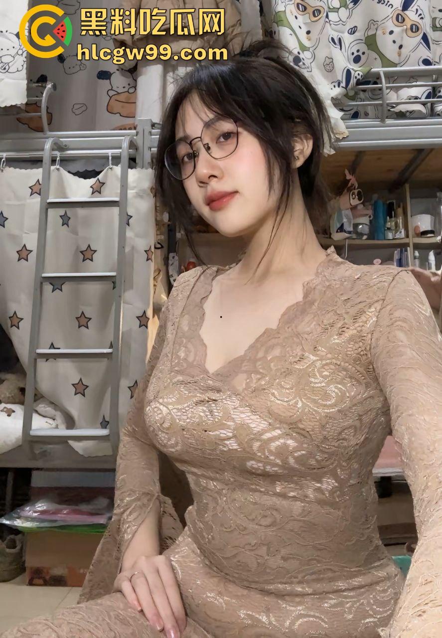 擦边女行走的性暗示机器，露与不露之间，吊足狼友胃口幻想界的AV女神，这到底是流量艺术，还是高端卖弄？-1