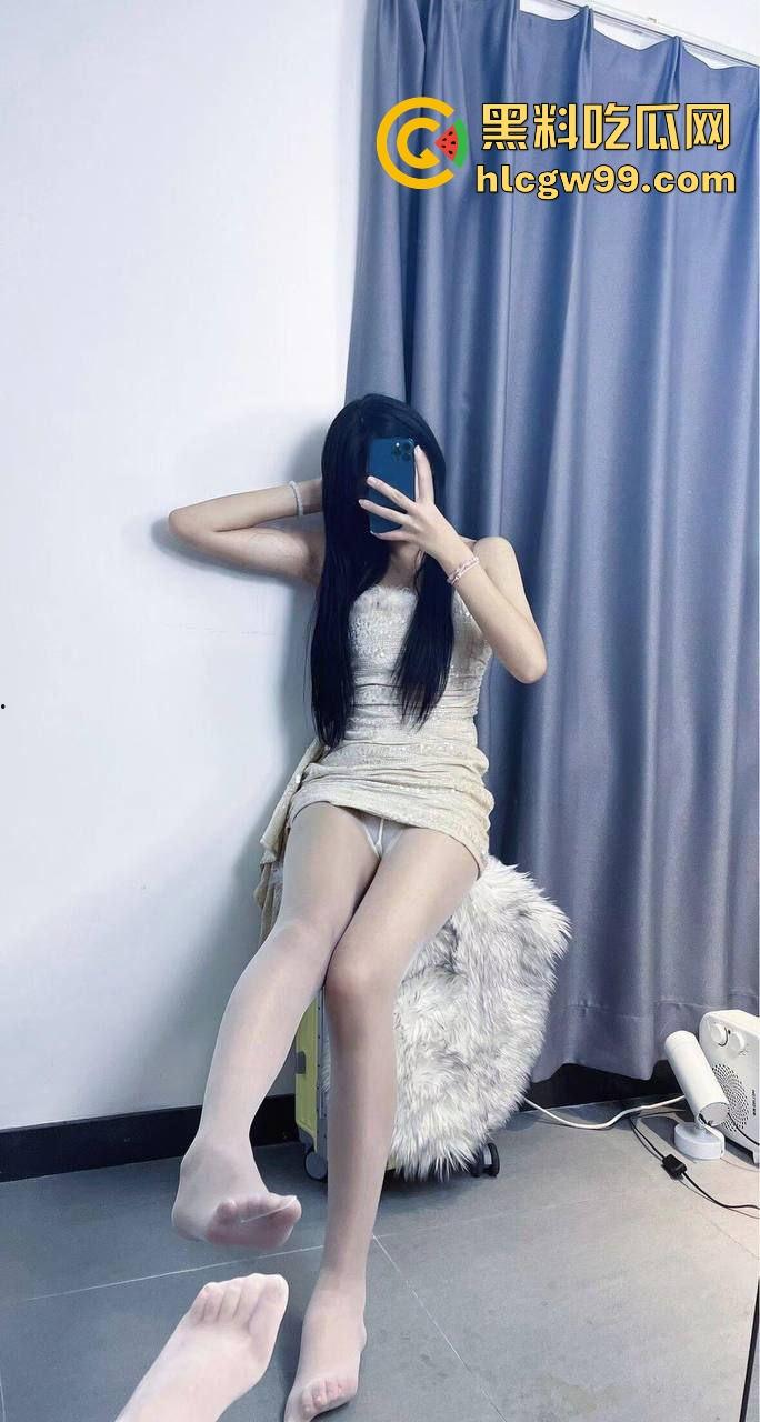 擦边女行走的性暗示机器，露与不露之间，吊足狼友胃口幻想界的AV女神，这到底是流量艺术，还是高端卖弄？-17