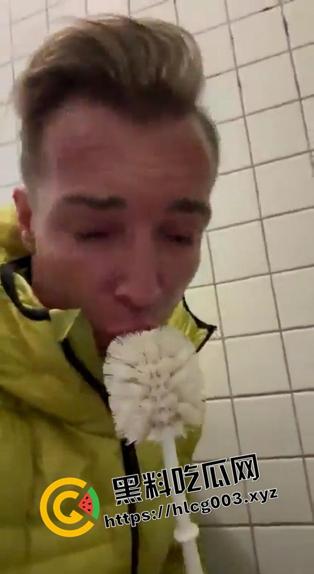 恶心到推特删帖！德国政客公共厕所舔马桶 嗦马桶刷子  太变态了-2