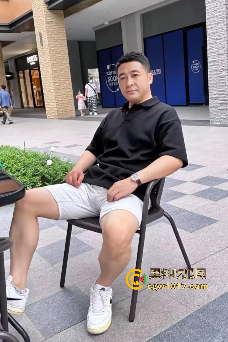 广东珠海黑衣疯狗握刀从保安亭砍翻VIVO店，红衣哥豹子般杀出过肩摔砸地骨裂砍刀飞十米，民警蜂拥铐走！-6