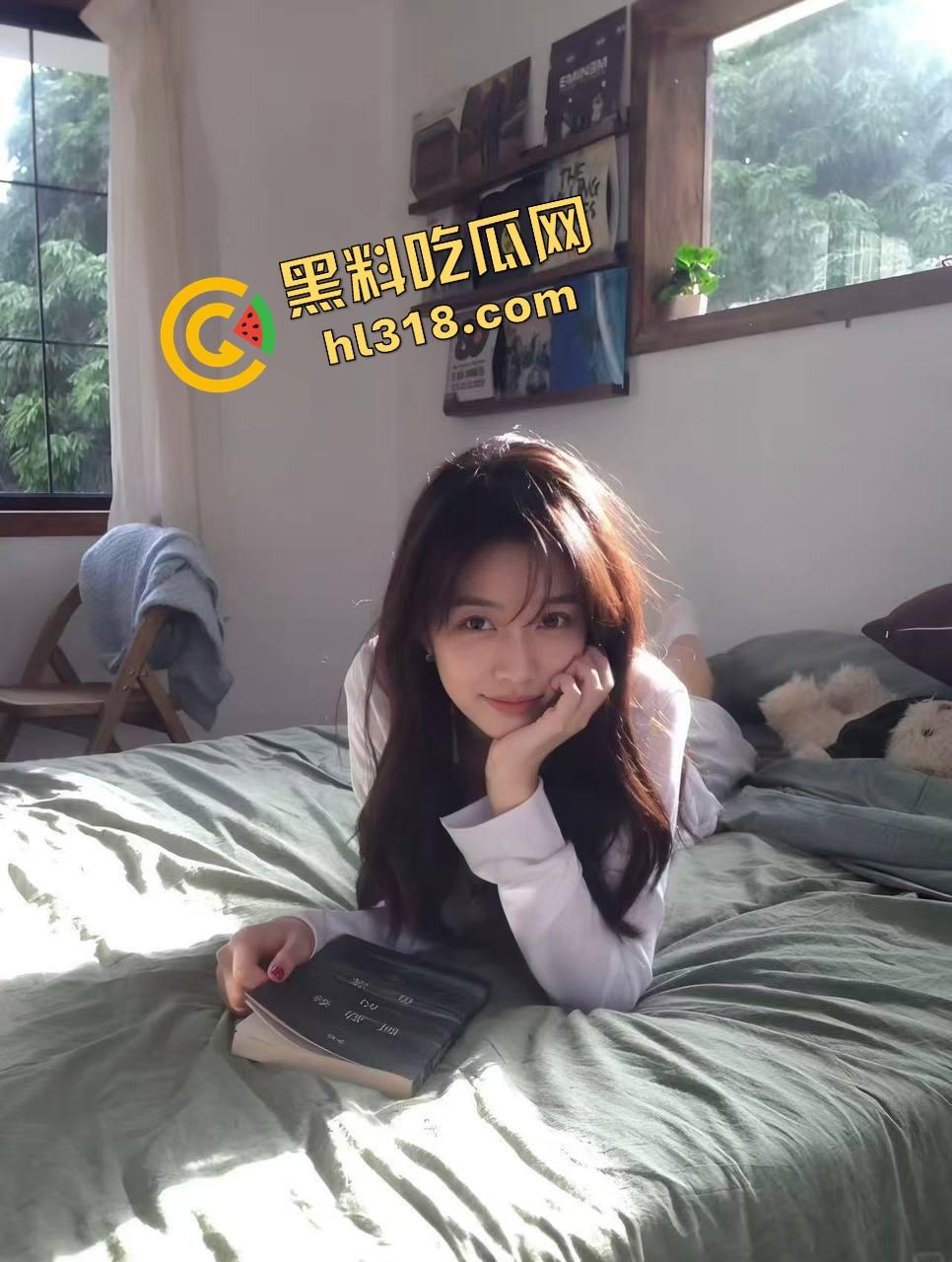 火车卧铺艳遇记，车上先干一炮，带回酒店操到天亮，活好骚劲足根本操不腻，这种极品小母狗谁遇谁上头！-2