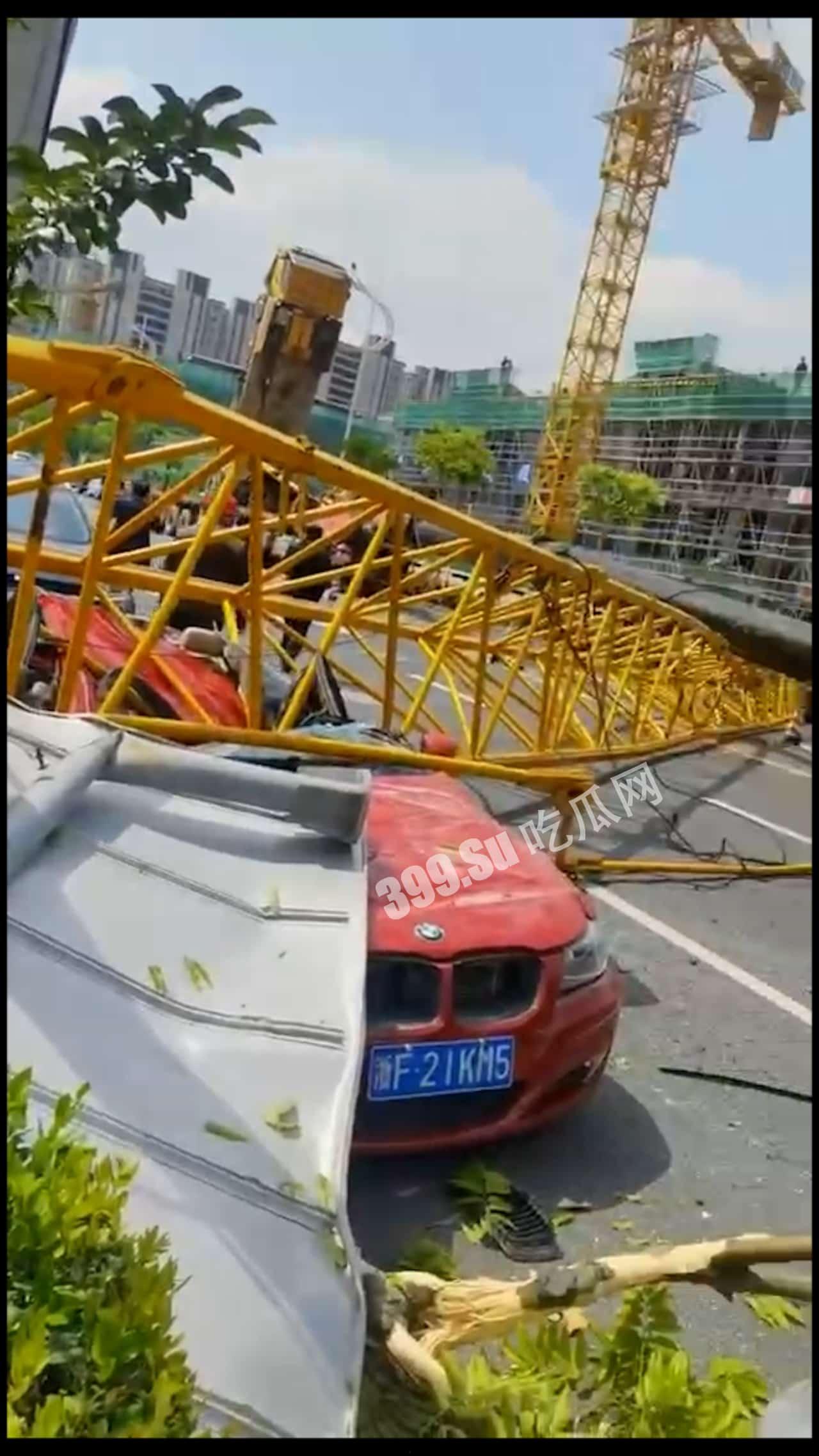 5月8日早上，浙江嘉兴，平湖万家花城这里，疑似吊车倾翻，砸到红色轿车，现场有人受伤严重-3