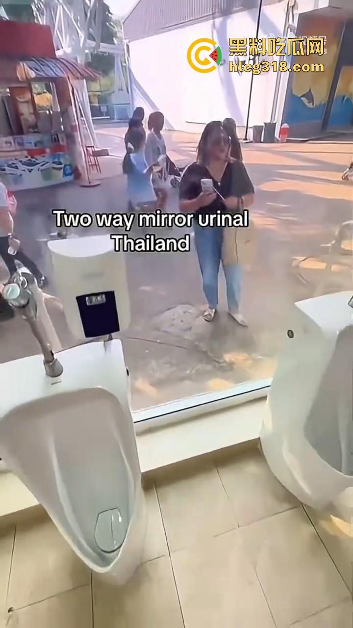 这样的厕所你敢去吗！泰国双向镜玻璃男厕，外面看是普通镜子，里面却是透明玻璃，刺激感爆棚！-7