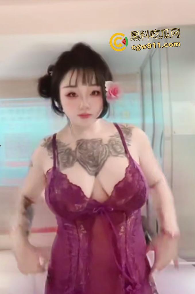 东南亚精神小妹龙争虎斗，拥有巨乳因鸡巴小，只能口交却不能乳交！深喉拉丝口水，舌头拔出丝连成河！-1