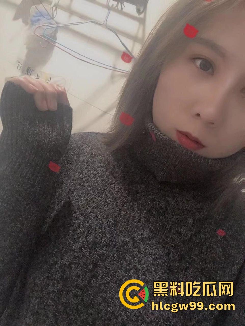 湖北人妻【李亭杉】背着老公和情人酒店开房，饥渴得衣服都来不及脱，主动翘臀求操，被压在床上暴力输出！-2