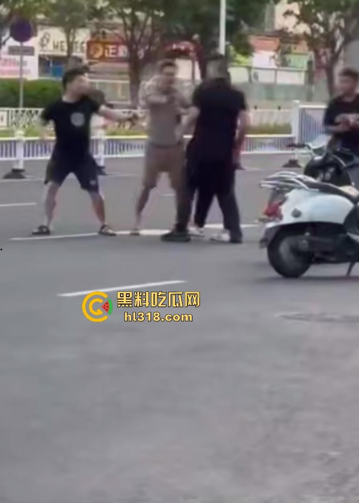南宁街头两电动车直行左转引矛盾,黑衣男被打出血摇人反杀,刚刚还嚣张的对手直接秒趴!-4