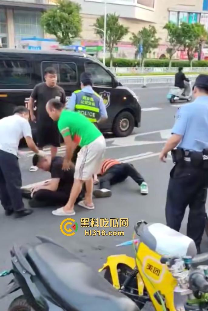 南宁街头两电动车直行左转引矛盾,黑衣男被打出血摇人反杀,刚刚还嚣张的对手直接秒趴!-8