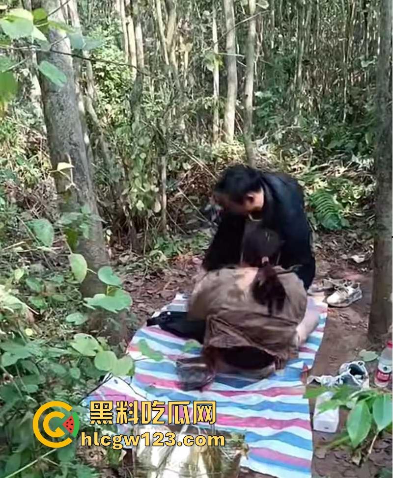 大爷大娘野战偷情干的正激烈 瓜友竟在旁边扰人好事怼脸拍摄 气的大爷大骂傻B差点吓阳痿！-2