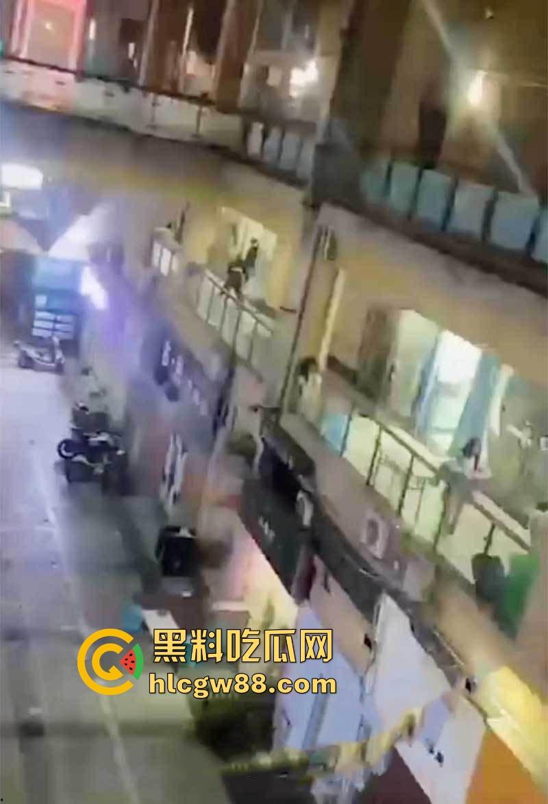 重庆厕偷拍男玩脱了，被情侣堵个正着，心虚跳楼逃跑，结果直接摔逼逼了，多处骨折进医院！-4