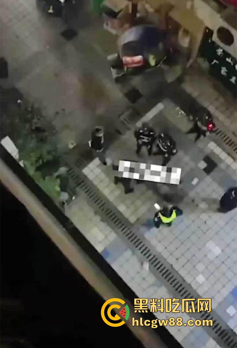 重庆厕偷拍男玩脱了，被情侣堵个正着，心虚跳楼逃跑，结果直接摔逼逼了，多处骨折进医院！-5