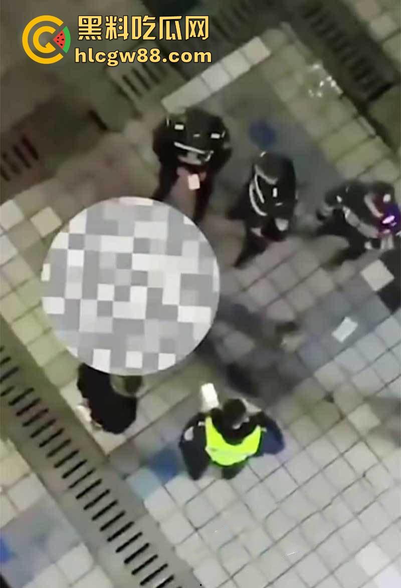重庆厕偷拍男玩脱了，被情侣堵个正着，心虚跳楼逃跑，结果直接摔逼逼了，多处骨折进医院！-7