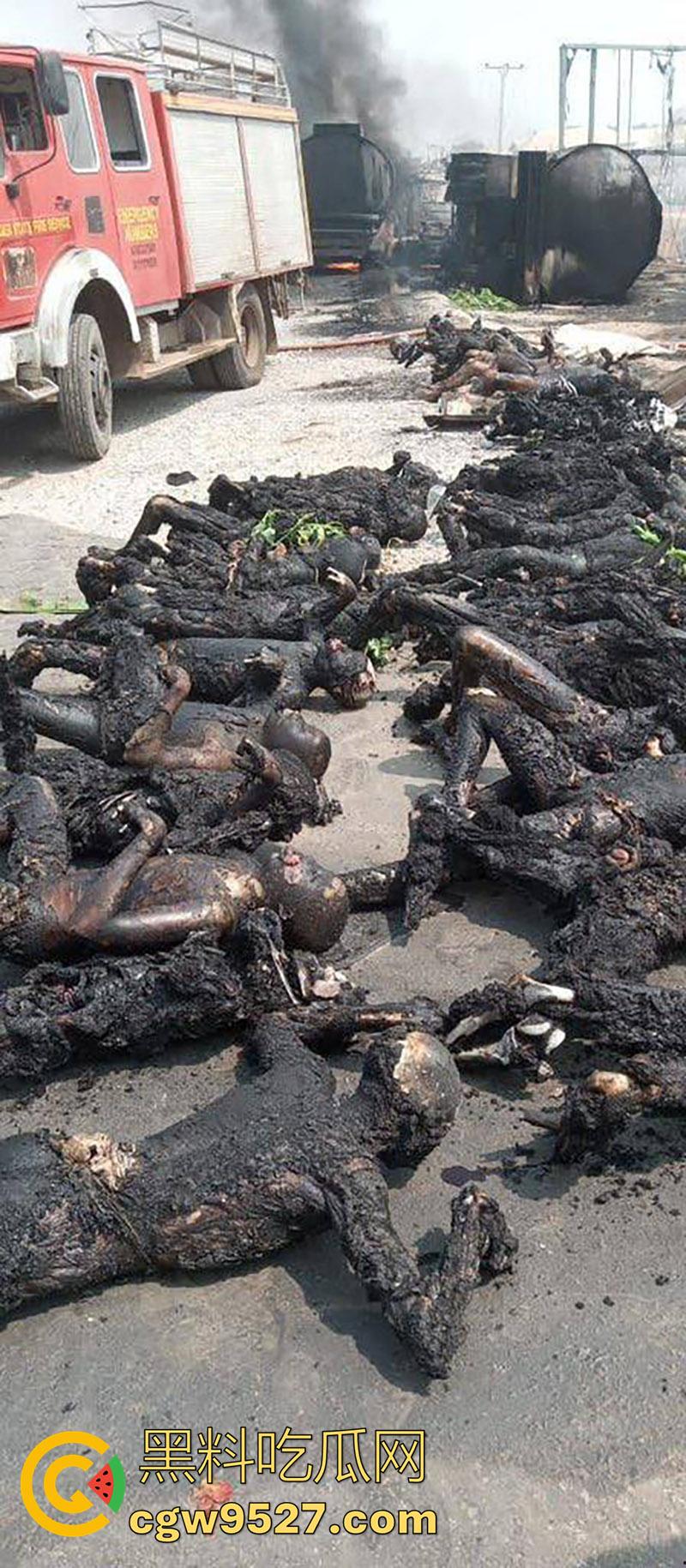 油罐车爆炸恐怖现场,造成77人死亡,鸡巴都给烧焦了,原始风味大烧烤,实在太惨了!-1