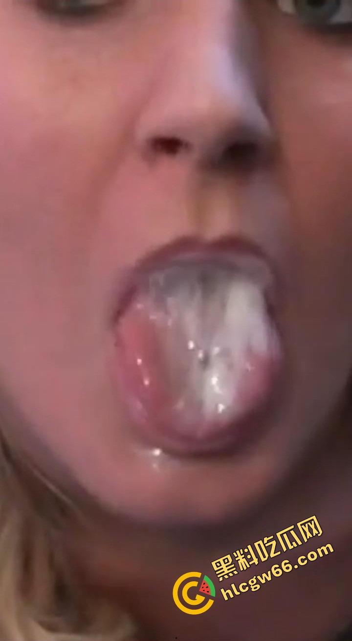 欧美重口白带美食家舀自己骚逼白带吃，勺子插屄里挖得恶心炸裂，贱货还吃得香得很呢！-8