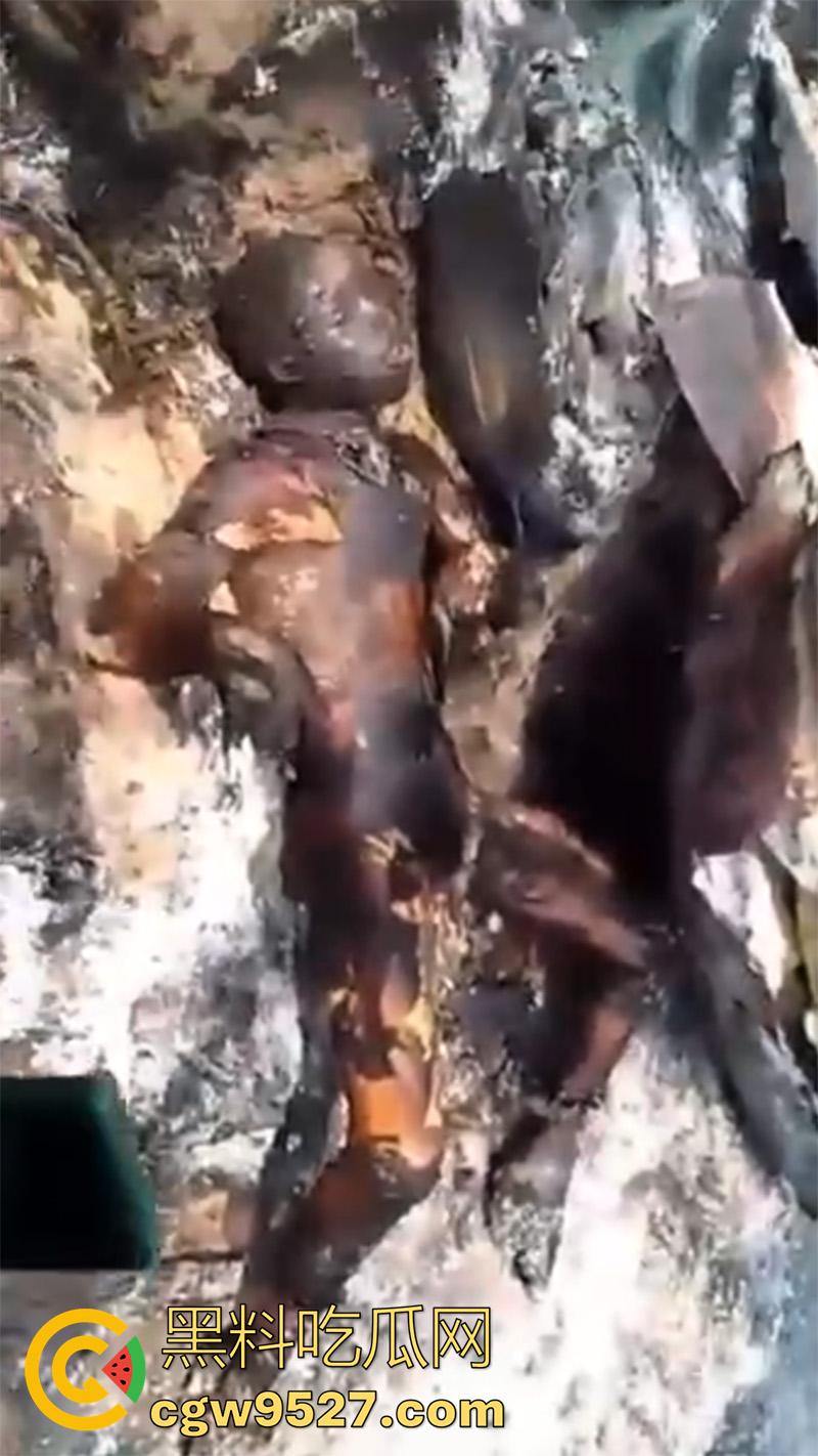 油罐车爆炸恐怖现场,造成77人死亡,鸡巴都给烧焦了,原始风味大烧烤,实在太惨了!-4