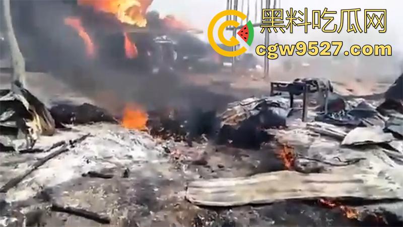 油罐车爆炸恐怖现场,造成77人死亡,鸡巴都给烧焦了,原始风味大烧烤,实在太惨了!-6