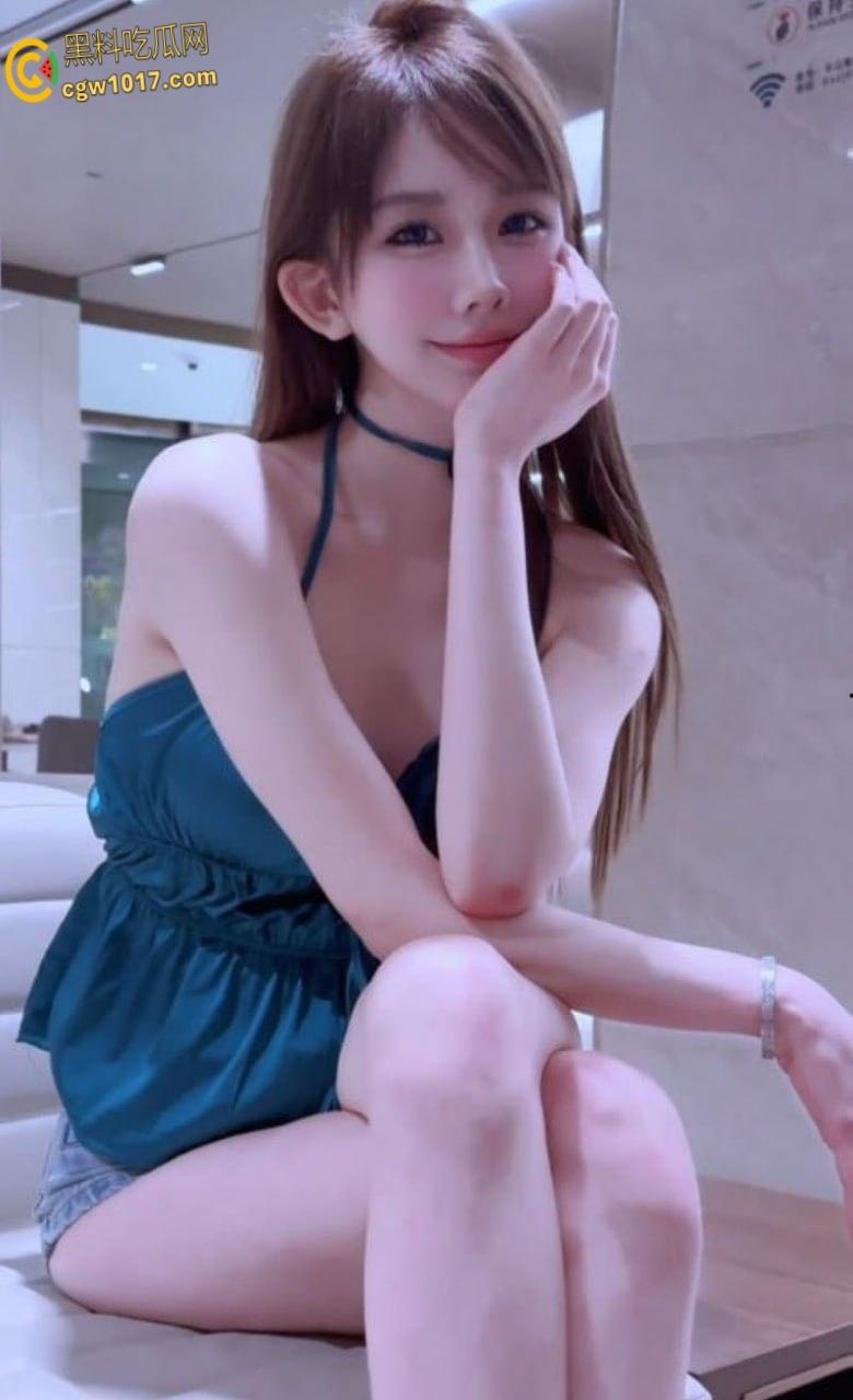 抖音网红【aehskdhmg】，可爱少女早年黄播起家，娇小身材大尺度自慰，道具猛插粉嫩骚穴娇喘连连！-3