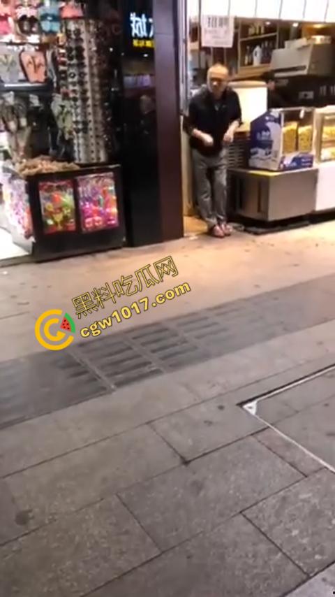广州大街惊魂时刻:男子持刀疯狂输出,警察无奈拔枪射击,鲜血四溅,万人围观,刀客终于倒下!-3