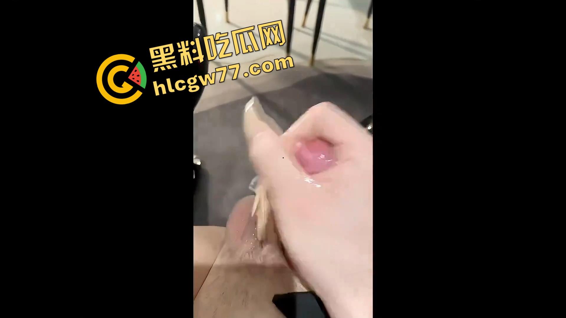 上海两个TS小姐姐酒店互撸半小时牛子硬不起来，全程高潮脸白演了，这个飞机是打不出来了！-3