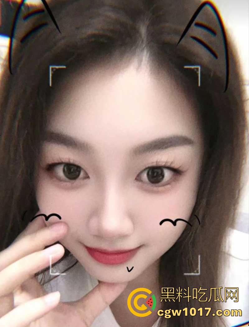 深圳大学【霍恩恩】酒店门口还装人模狗样，一进房门直接变发情野猫，男友操得脸发青都射不赢她这淫货一炮！-3