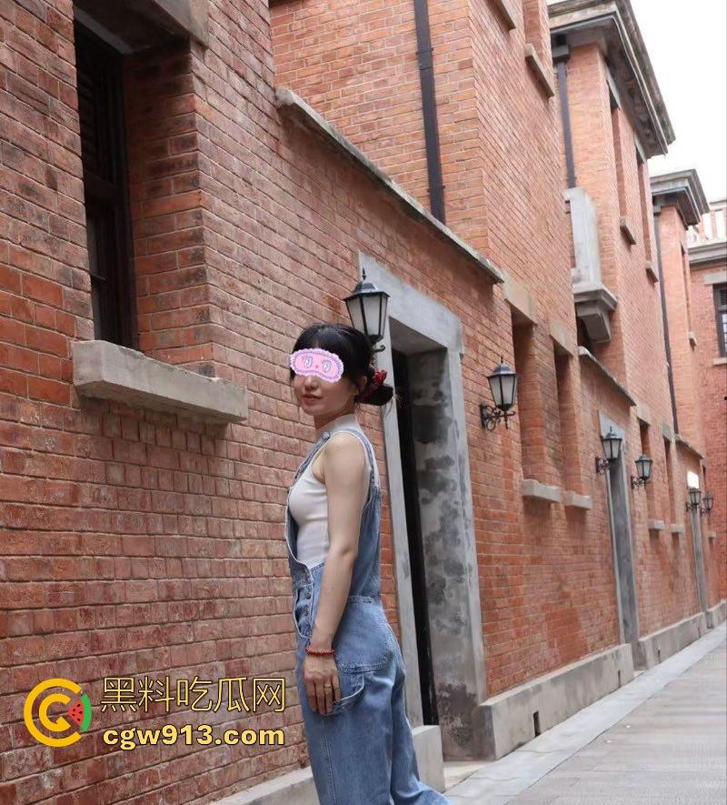 长沙极品少妇【李琴】约炮视频曝光，穿紫色情趣内衣发骚，狗链调教边操边用皮鞭抽打，淫荡到让人鸡巴发硬！-3