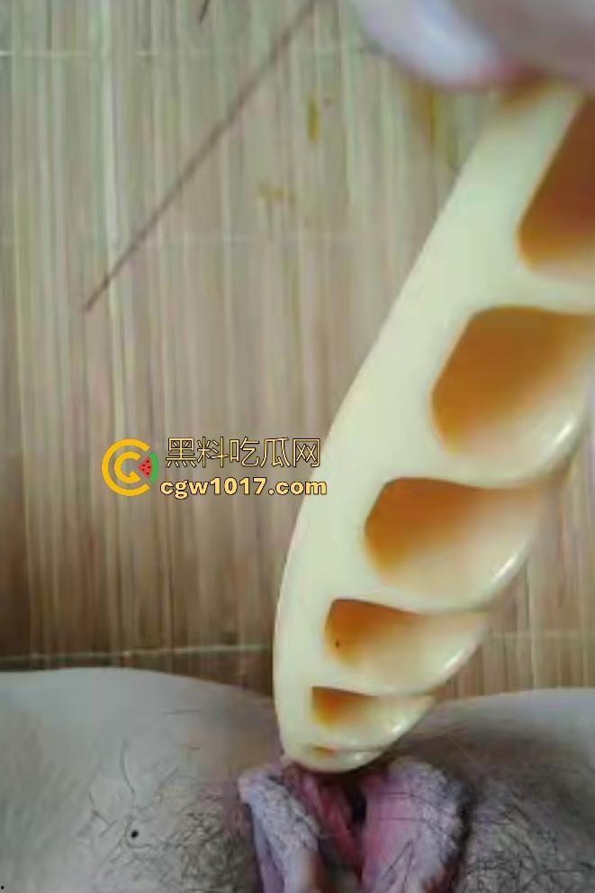 老阿姨偷听儿子操女友逼翻云覆雨，自己也发骚，用刷子头猛插老逼，用带毛的那头不是更爽吗！-2