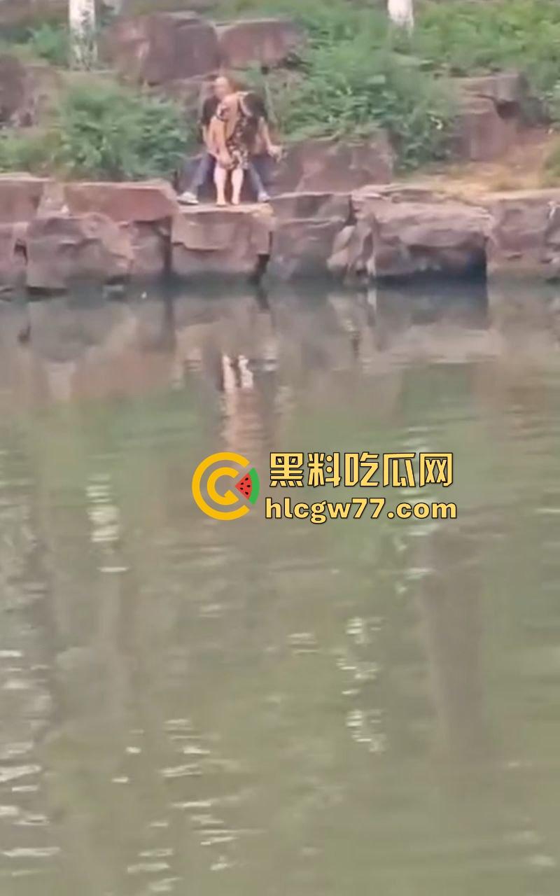 姜还是老的辣 大爷大妈真会玩 来河边偷情 一边做爱 一边看风景 性爱过程被路人全 记录！-4