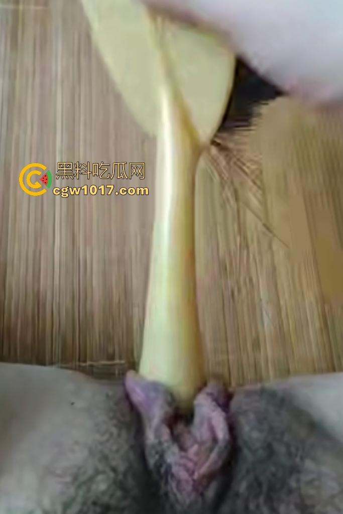 老阿姨偷听儿子操女友逼翻云覆雨，自己也发骚，用刷子头猛插老逼，用带毛的那头不是更爽吗！-9