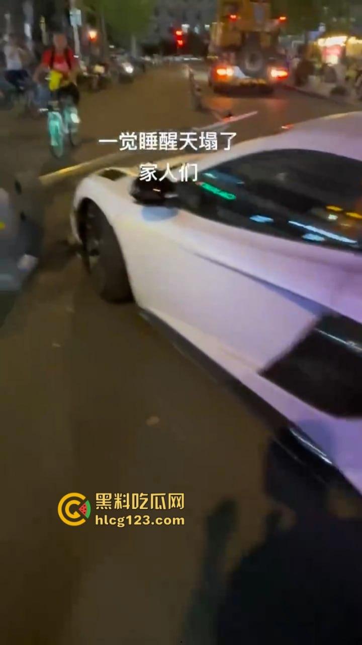 成都百万级神车被干废 租车装杯 妹子还没接到 先负债百万 现场视频看得肝疼-7