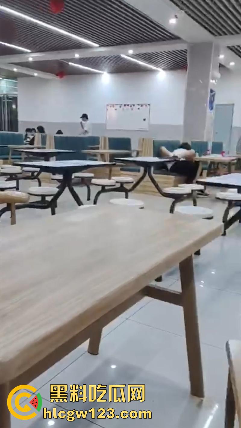 山西应用科技学院，学生妹趁男友回家，和男友室友食堂激情运动，玩的真大胆啊，真是骚没边了！-2