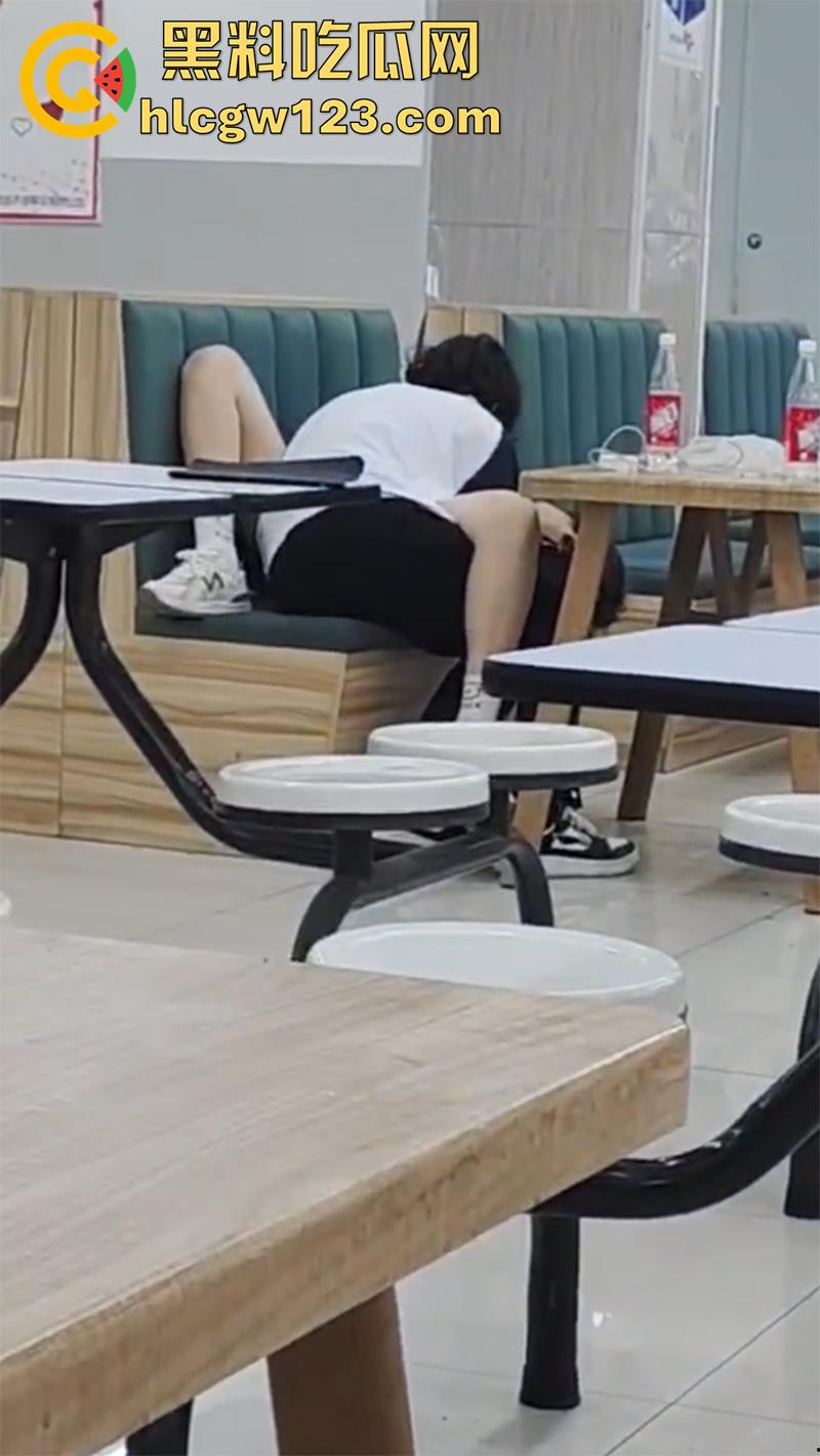 山西应用科技学院，学生妹趁男友回家，和男友室友食堂激情运动，玩的真大胆啊，真是骚没边了！-5