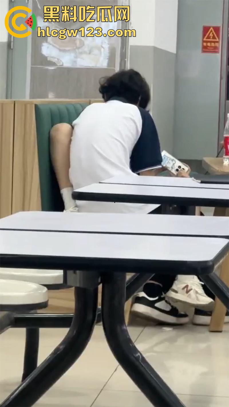 山西应用科技学院，学生妹趁男友回家，和男友室友食堂激情运动，玩的真大胆啊，真是骚没边了！-7