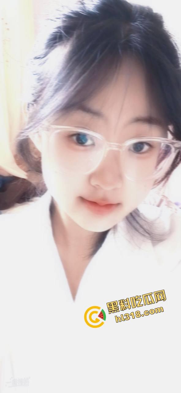 赤裸女奴街头裸坐，公然挑战道德底线，为主人任务无视众人，这是人性的扭曲还是道德的彻底沦丧？-1