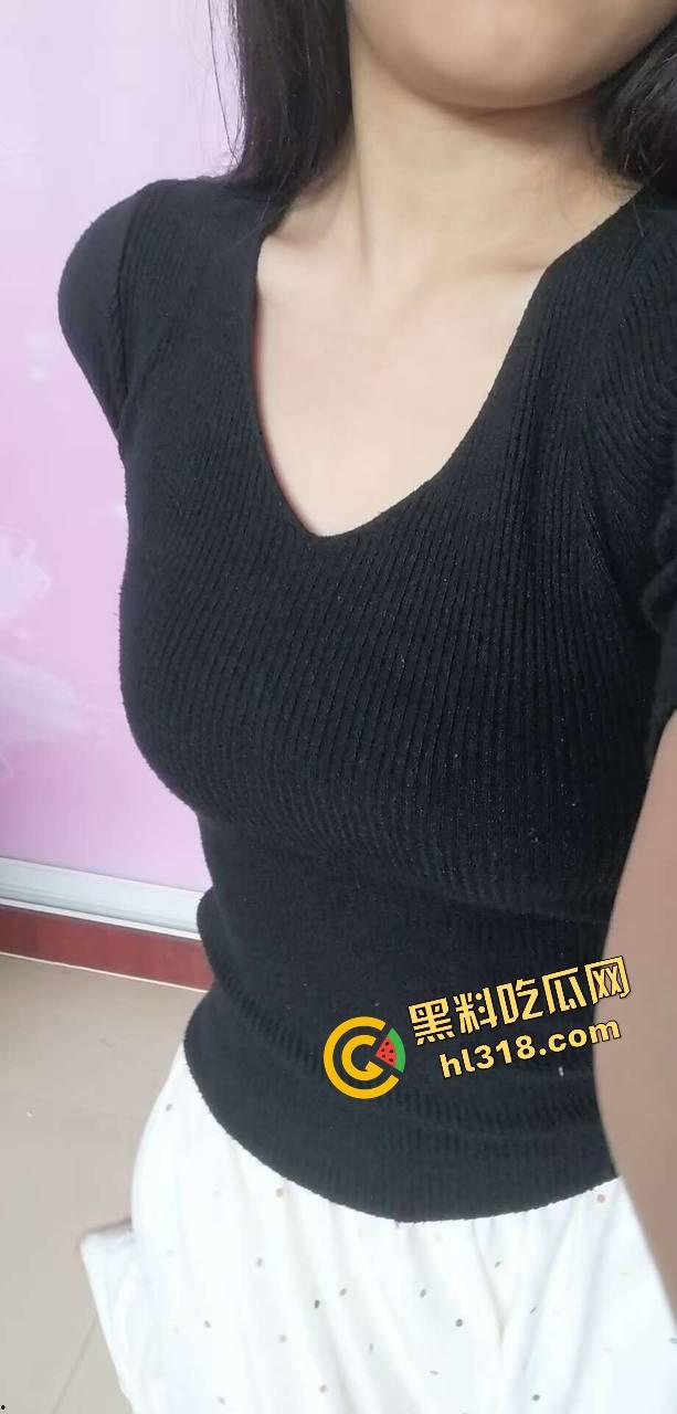 赤裸女奴街头裸坐，公然挑战道德底线，为主人任务无视众人，这是人性的扭曲还是道德的彻底沦丧？-5