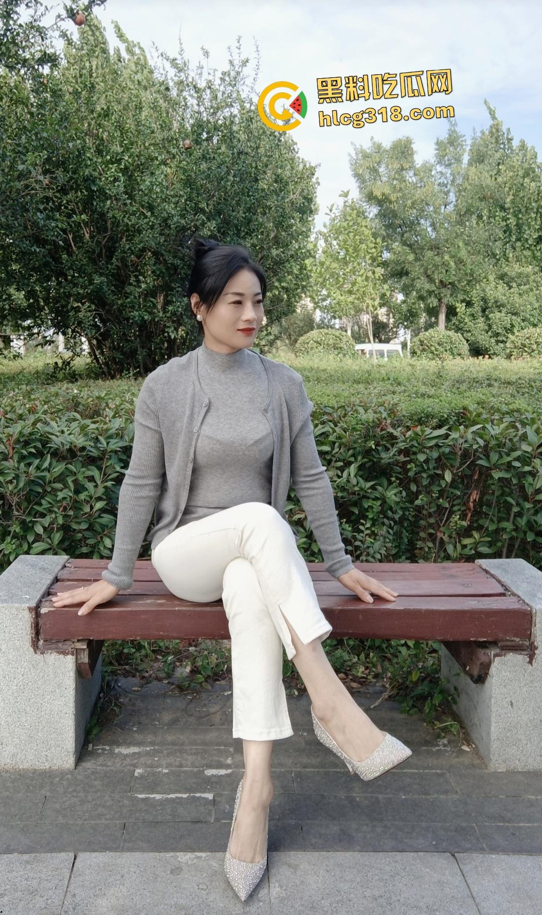 发情少妇坐地铁站着也能狂撸男友鸡鸡,旁若无人地操作,估计裤子里已经满是精子了吧?-1