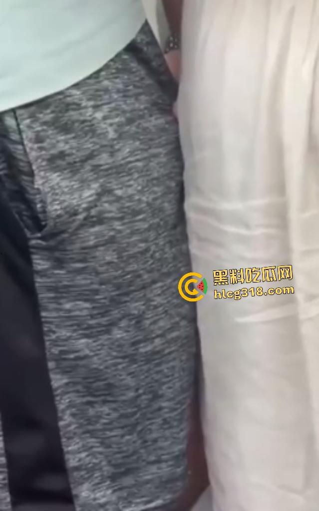 发情少妇坐地铁站着也能狂撸男友鸡鸡,旁若无人地操作,估计裤子里已经满是精子了吧?-4