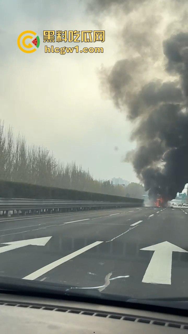 辽宁沈阳苏家屯高速突发大巴车祸！疑似载满辽宁师范大学学生，现场一片狼藉！-5