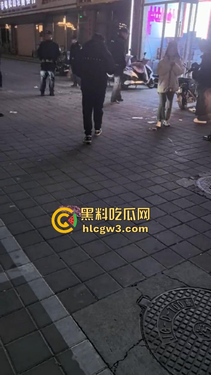 内蒙古赤峰烤尚985音乐烤吧一精神小伙酒后“变异”杀人 捅腹戳眼挑手筯 残忍嗜血如丧尸附体 现场实拍曝光血流一地-7