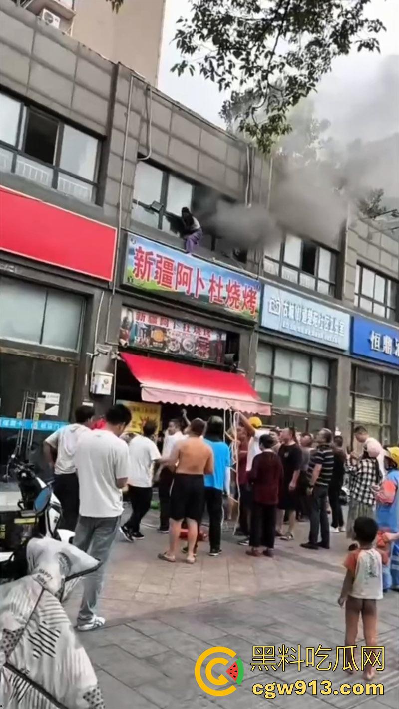 江苏宿迁突发火灾，新疆阿卜杜烧烤店，二楼调料仓库着火，整条街都能闻到烧烤的味道！-5