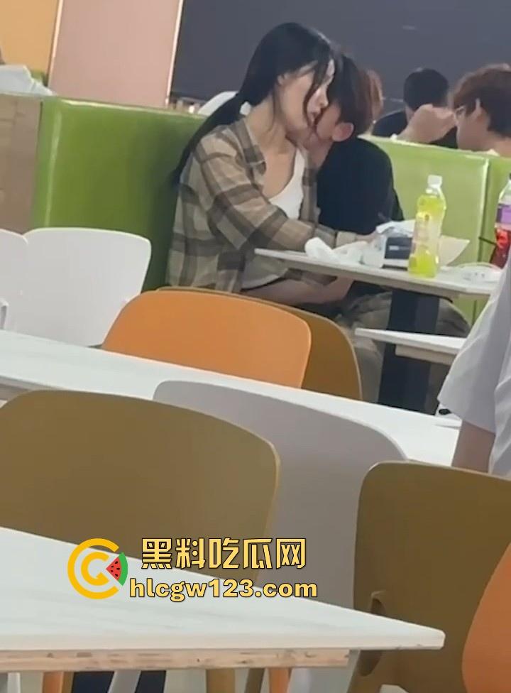 吉林建筑大学材料学院 情侣食堂上演辣眼戏码 女友大胆帮男友导管 被网友们扒出正面真容！-3