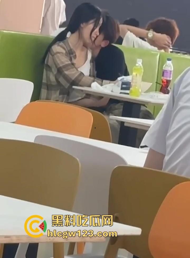 吉林建筑大学材料学院 情侣食堂上演辣眼戏码 女友大胆帮男友导管 被网友们扒出正面真容！-4